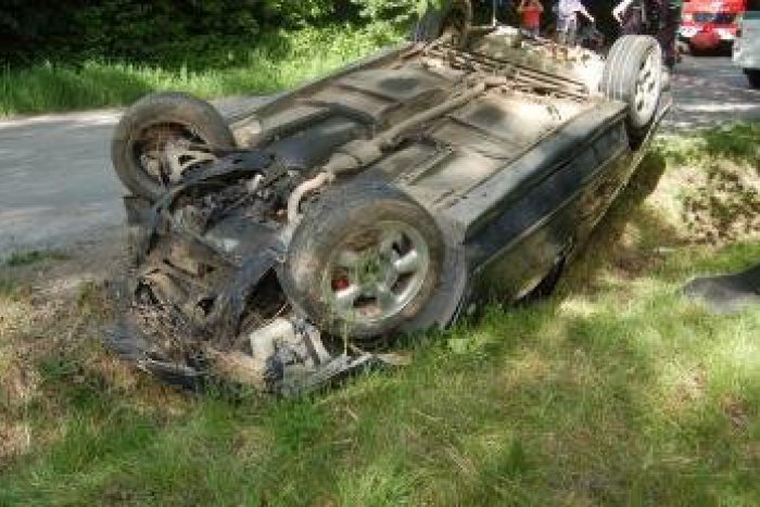 Ilustračný obrázok k článku Desivo vyzerajúca nehoda pred Rožňavou: Mladík narazil do značky a s autom sa prevrátil na strechu!