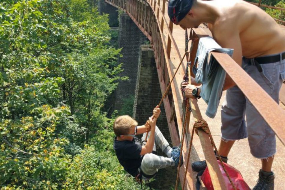 Ilustračný obrázok k článku Tomuto sa povie riadny adrenalín: V letnom tábore deti zlaňovali 30-metrov vysoký viadukt, FOTO