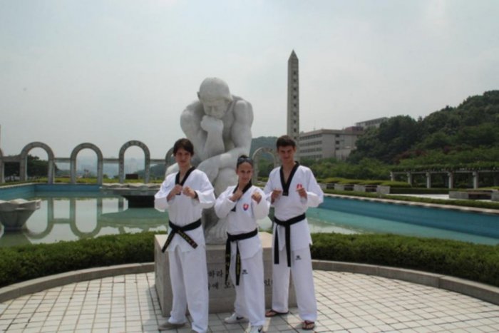Ilustračný obrázok k článku Rožňavskí taekwondisti na výcviku v Kórei: Dych vyrážajúce tréningy na vlastnej koži!
