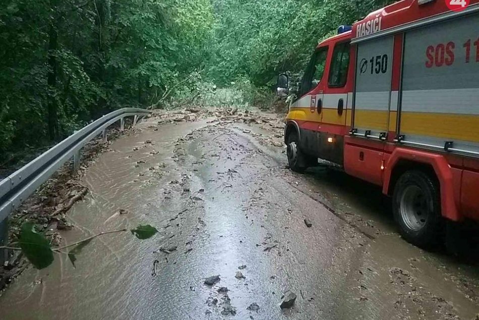 Ilustračný obrázok k článku V okrese Revúca strhli prívalové dažde časť ciest, hasiči majú plné ruky práce, FOTO