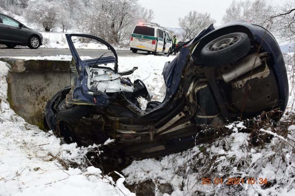 Ilustračný obrázok k článku Vážna nehoda neďaleko Revúcej: Vodiča v ťažkom stave previezli do nemocnice, FOTO