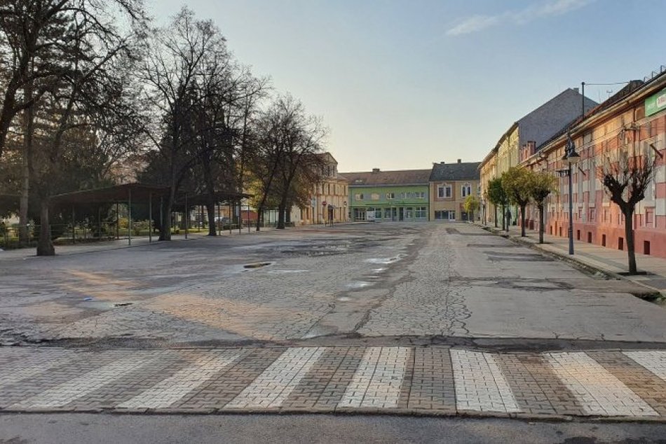 Ilustračný obrázok k článku Hlavné námestie v Tornali čaká veľká premena: V pláne sú parkovacie miesta aj fontána