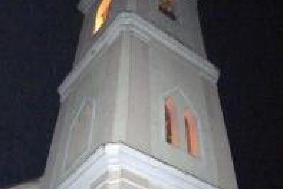 Obnova tradícií: Strmé schody kostolnej veže v Muránskej Dlhej Lúke zvládli aj ľ